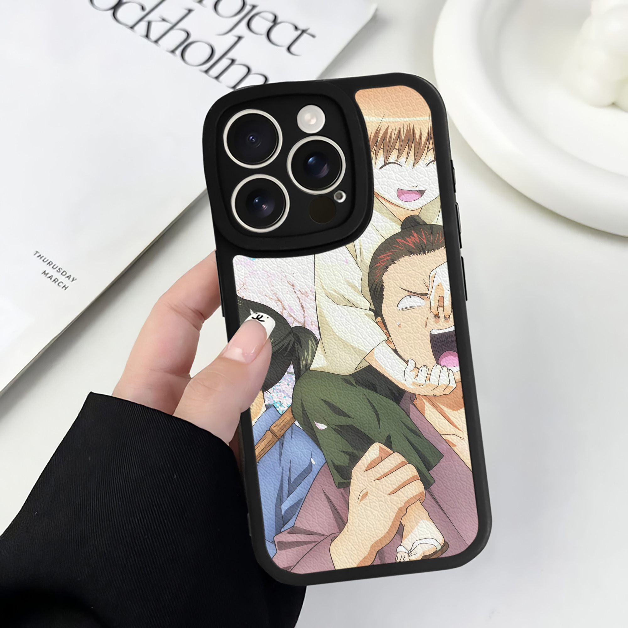 （画像用） ぎんたま 坂田銀時（さかたぎんとき） 神楽 志村新八（しむら しんぱち） GINTAMA Sakata Gintoki Kagura Shimura Shinpachi 【iPhone 16シリーズ対応】シリコンスマホケース（レザー調） 材質：シリコン